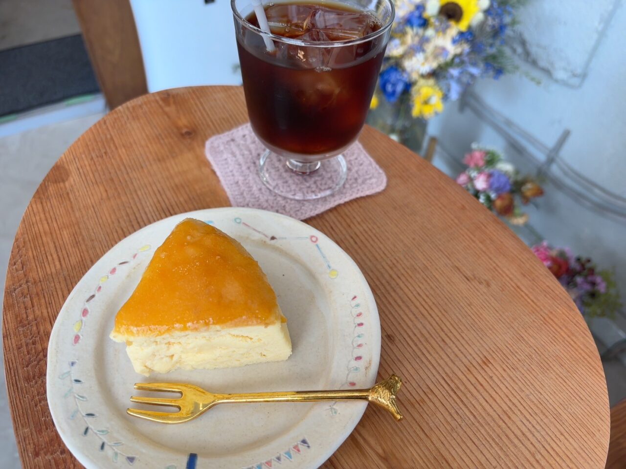 あんずジャムが添えられたチーズシフォンケーキ。器も雰囲気に合ったデザイン。
