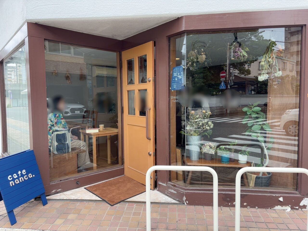 横川にオープンした「cafe nanca,」の外観。シンプルで落ち着いた佇まい。