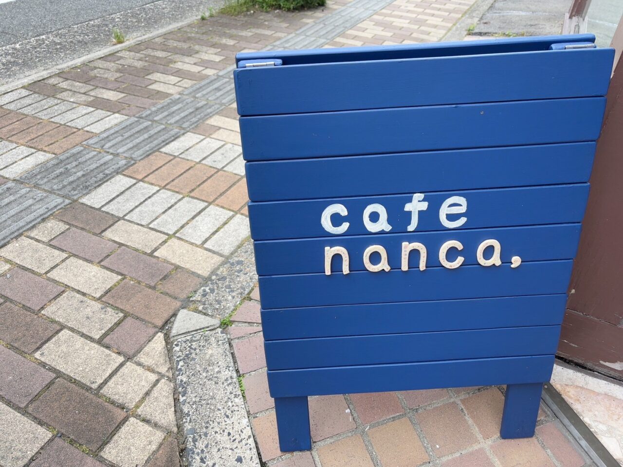 店頭に設置された「cafe nanca,」の看板。