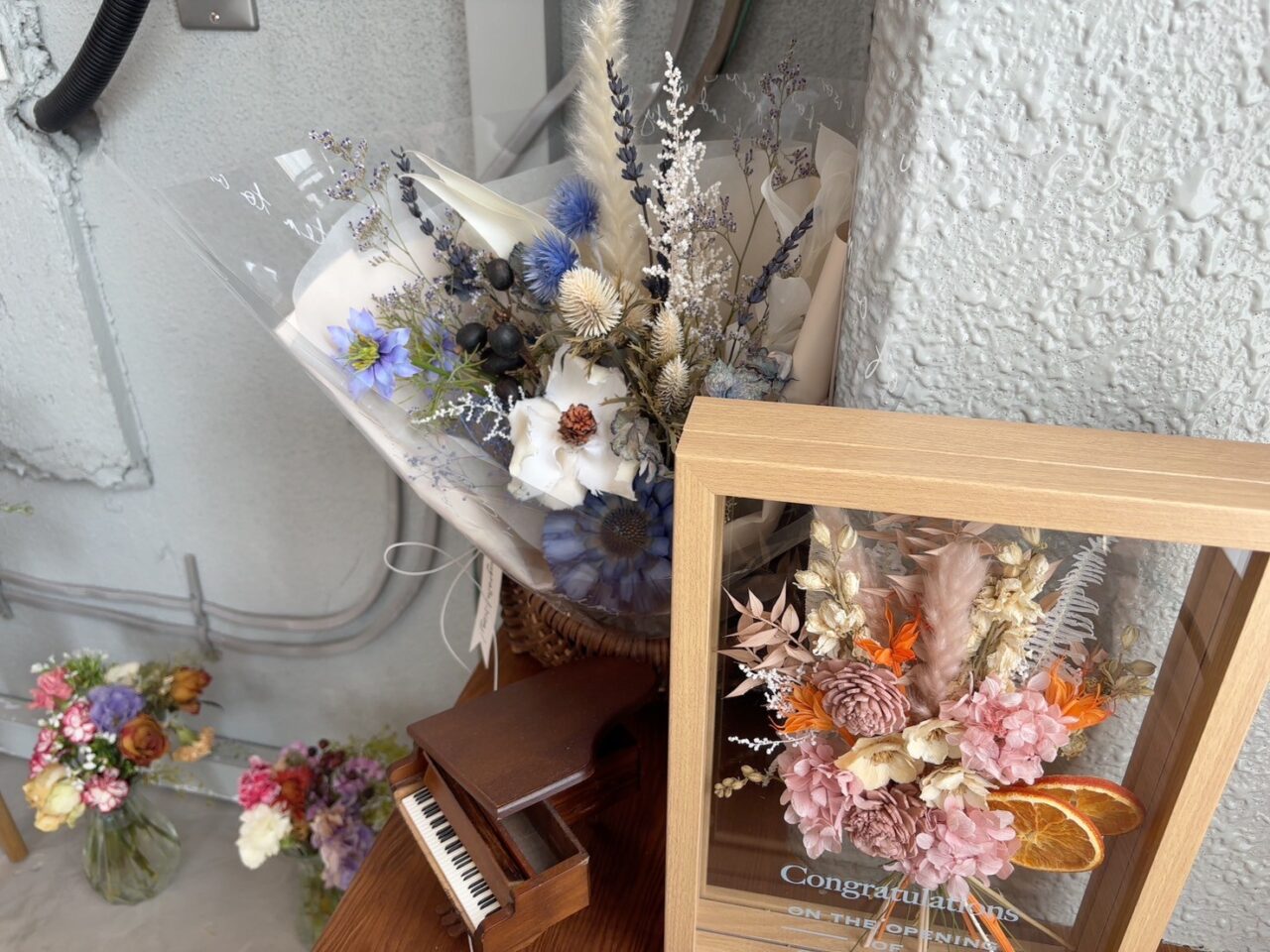 植物や花が飾られた「cafe nanca,」の店内の様子。あたたかみのある空間。