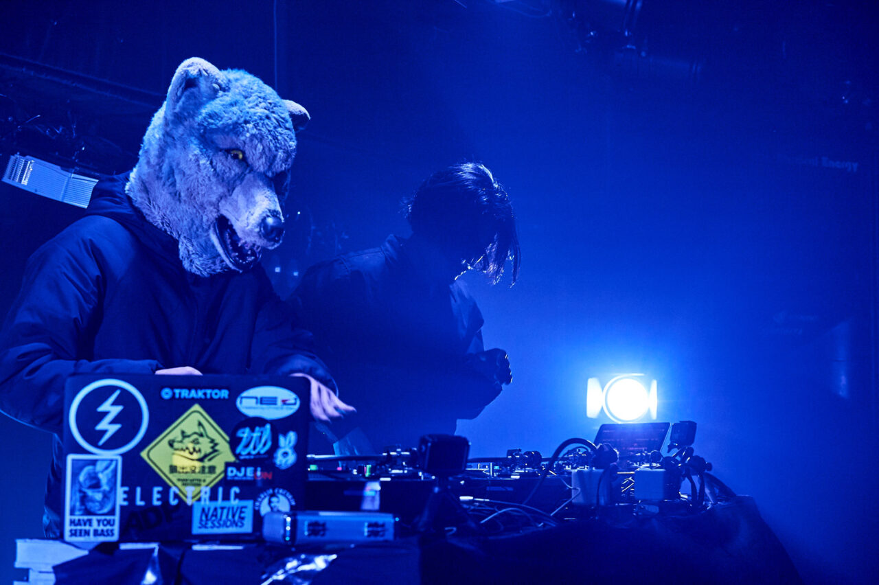 DJブースでパフォーマンスする出演DJのイメージ