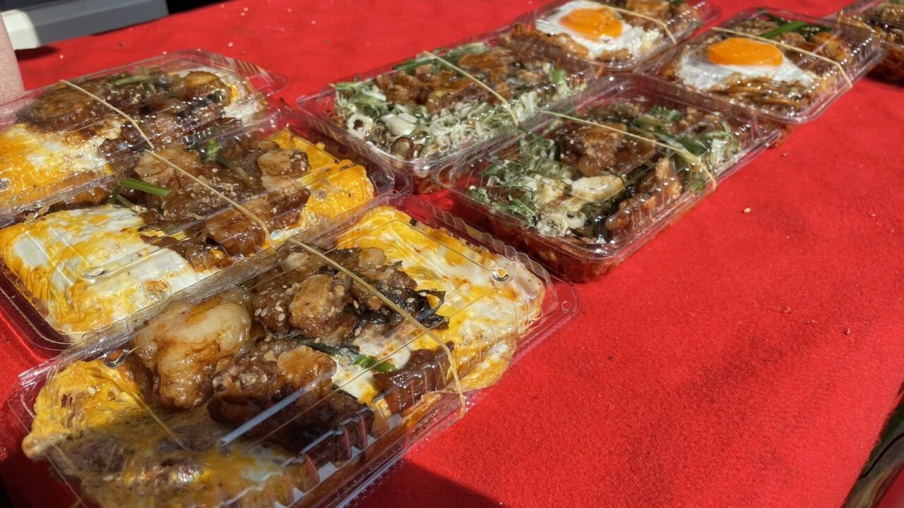 ぷりぷりのホルモンと特製Wソースが決め手のホルモン焼きそば