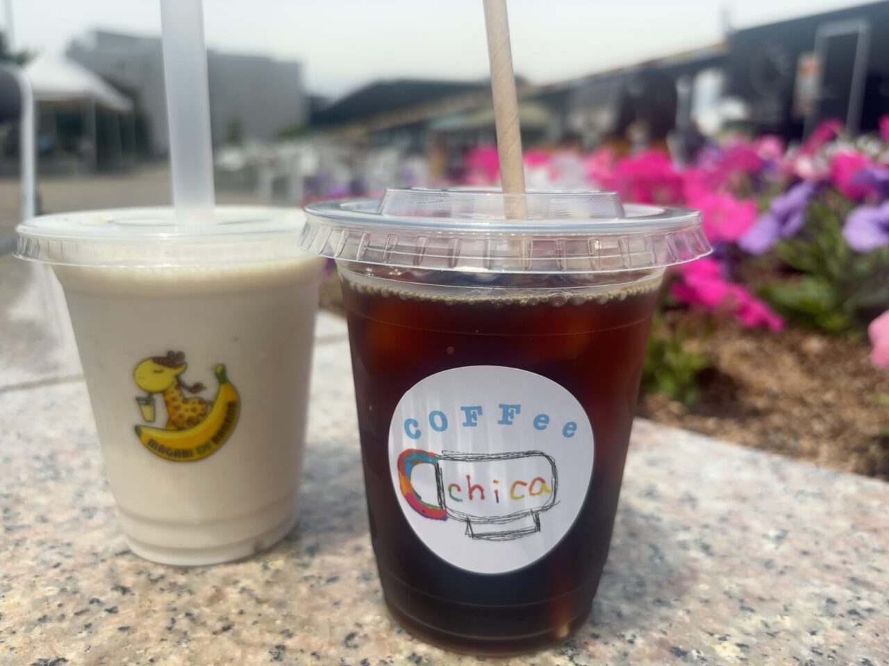 マルシェで購入したアイスコーヒーとバナナジュース。