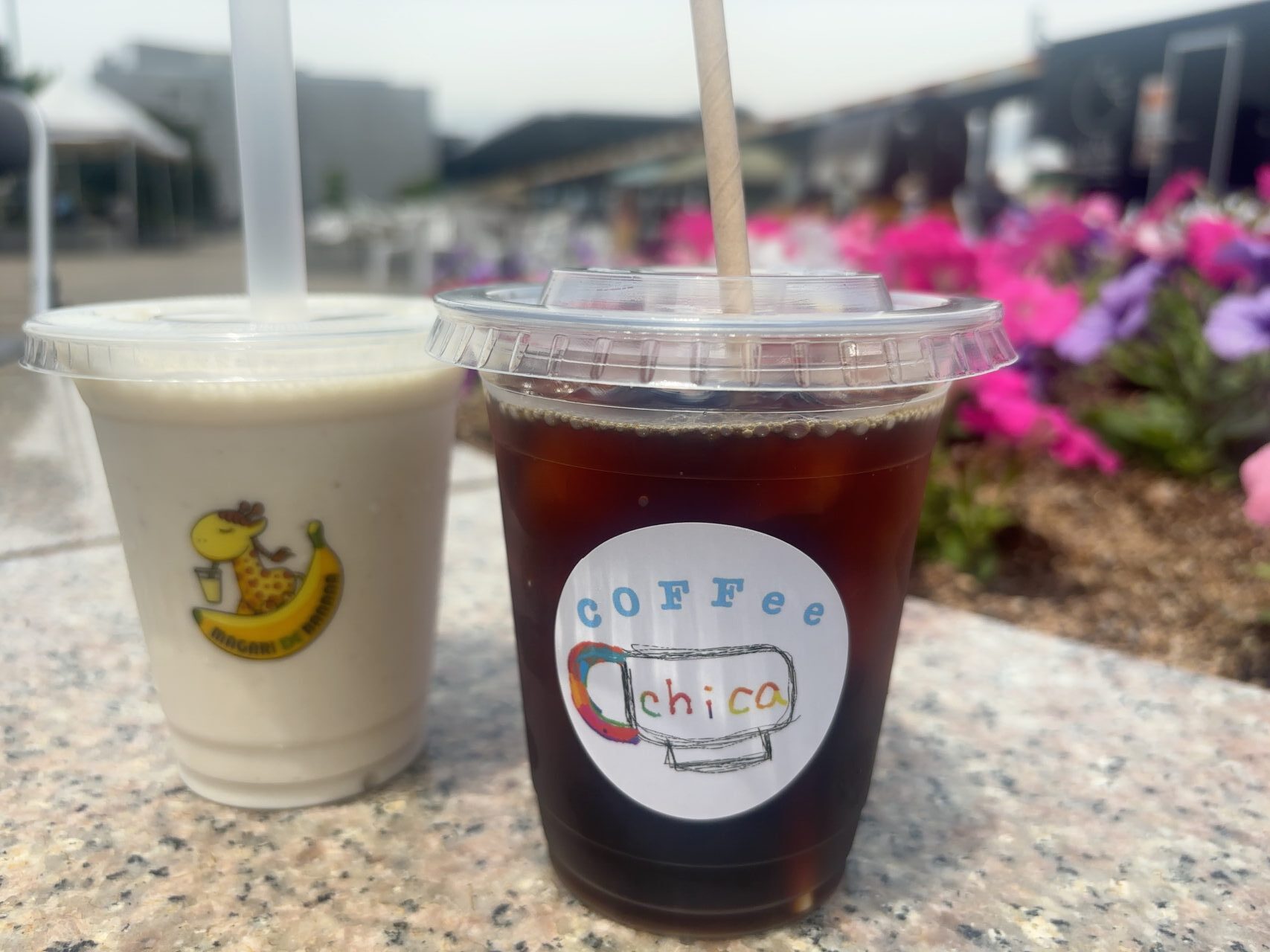 マルシェで購入したアイスコーヒーとバナナジュース。