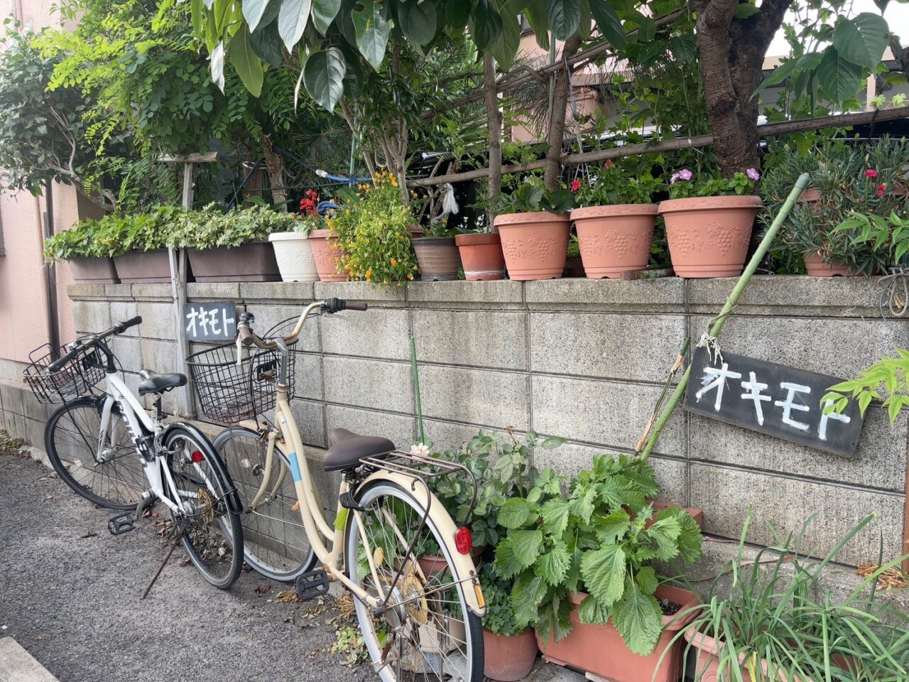 沖本商会の前にある駐車場スペース（2台分）。