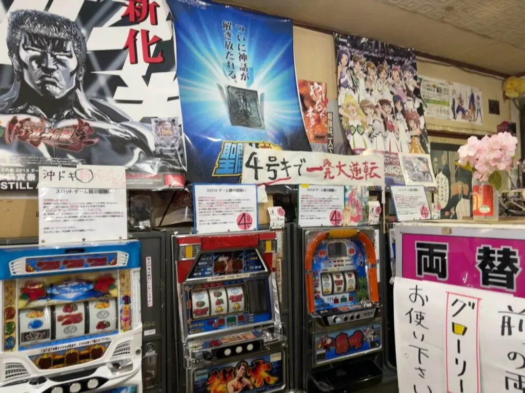 店内に設置されたスロットマシン。レトロな雰囲気。