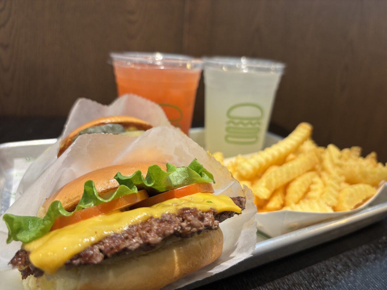 SHAKE SHACKで購入したバーガー、ポテト、ドリンクのセット。