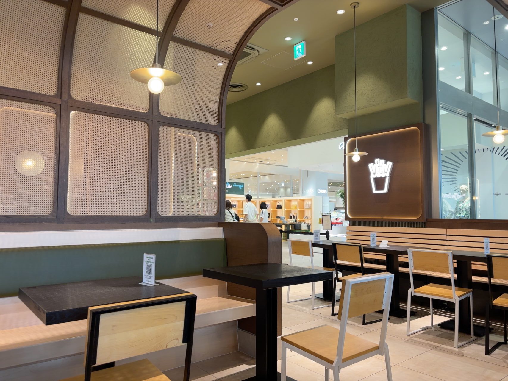 路面電車のモチーフが取り入れられた、温かみのあるSHAKE SHACKの店内。