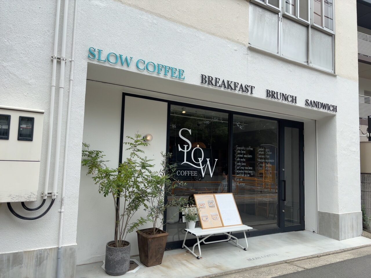 SLOW COFFEEのスタイリッシュな外観。横川駅から徒歩2分の立地にある。