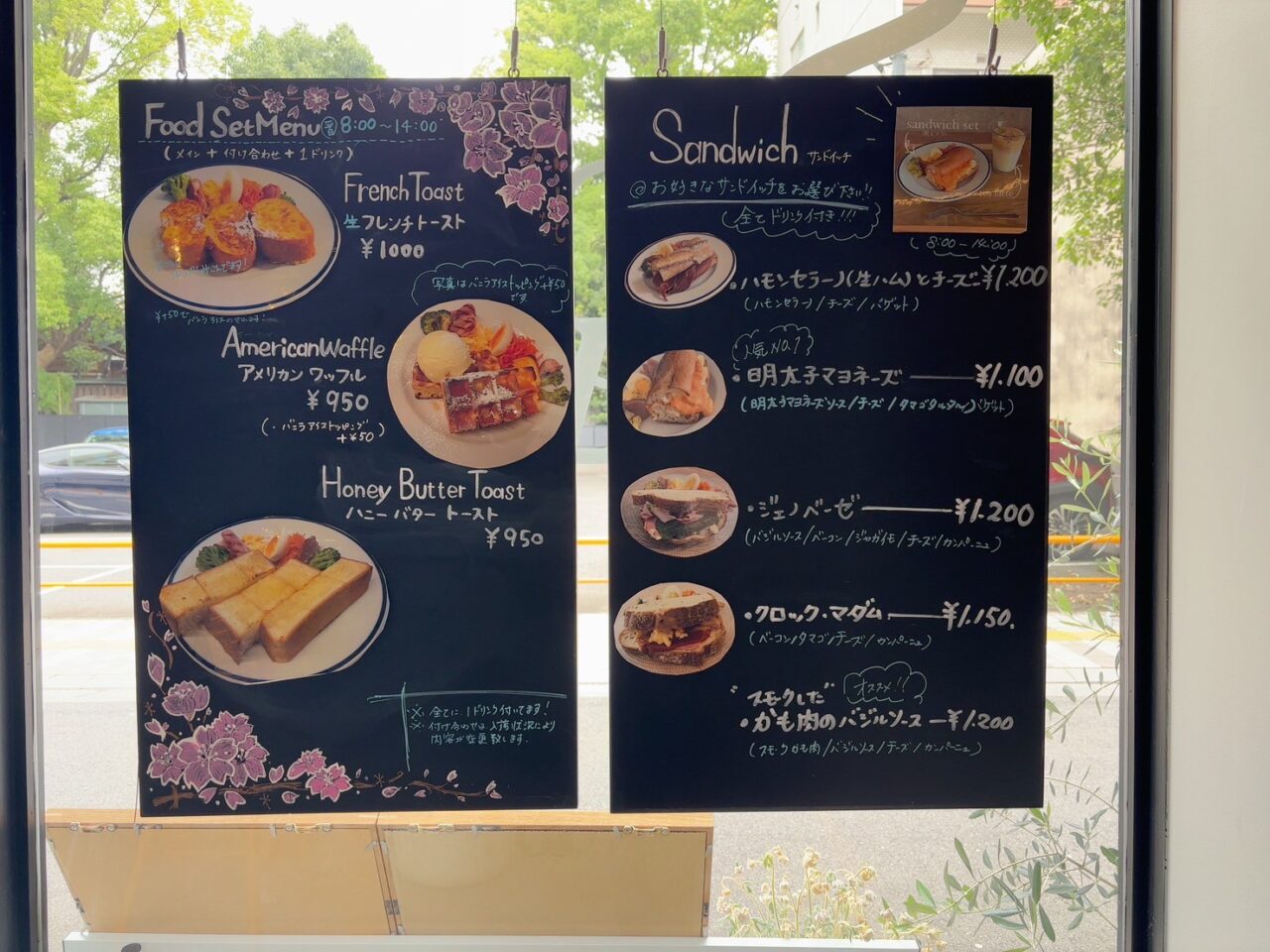 SLOW COFFEEのメニュー表。サンドイッチやドリンクのセットが掲載されている。