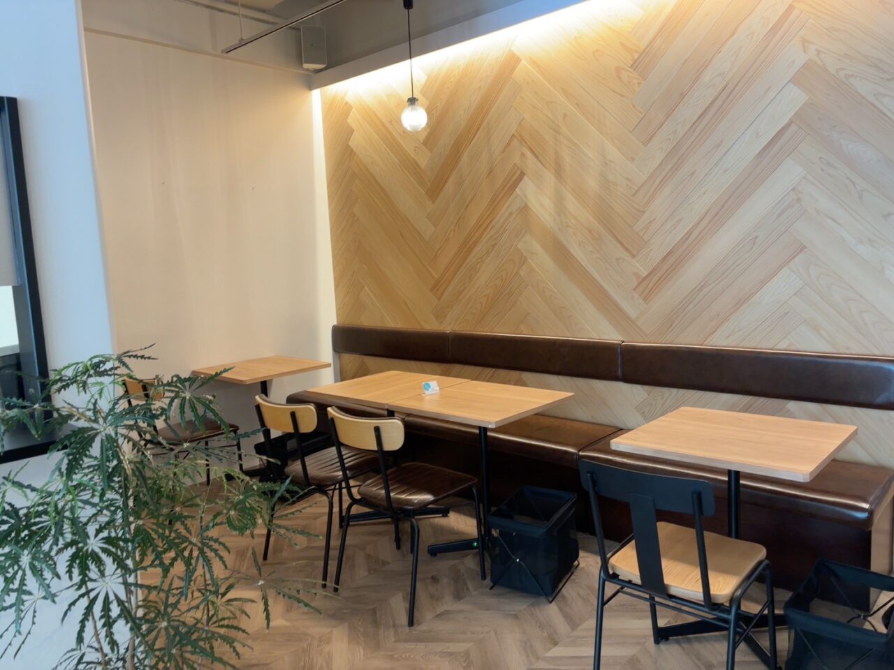 SLOW COFFEEの落ち着いた雰囲気の店内。ソファ席や長テーブル席が見える。