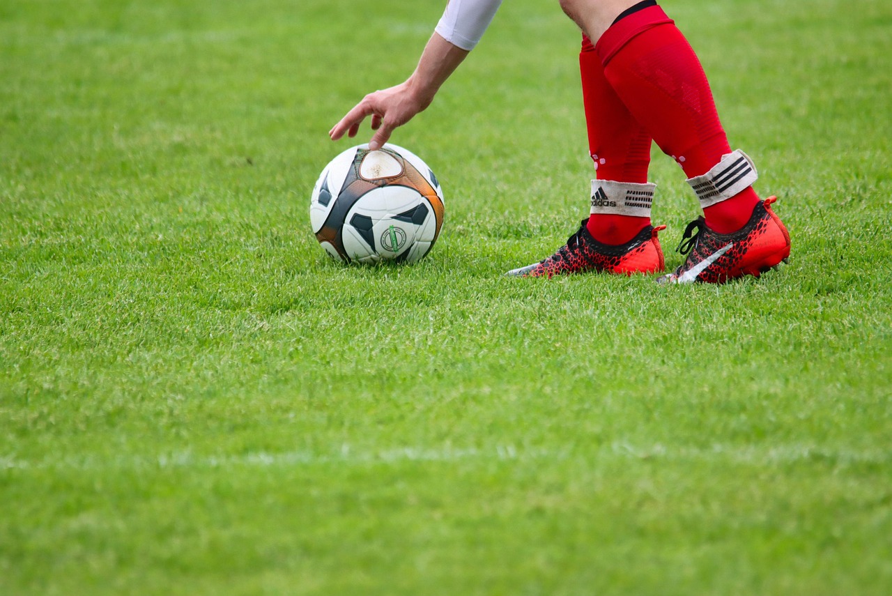 サッカーの試合中にプレーする選手たちのイメージ写真。レジェンドマッチの熱い戦いを象徴する一場面