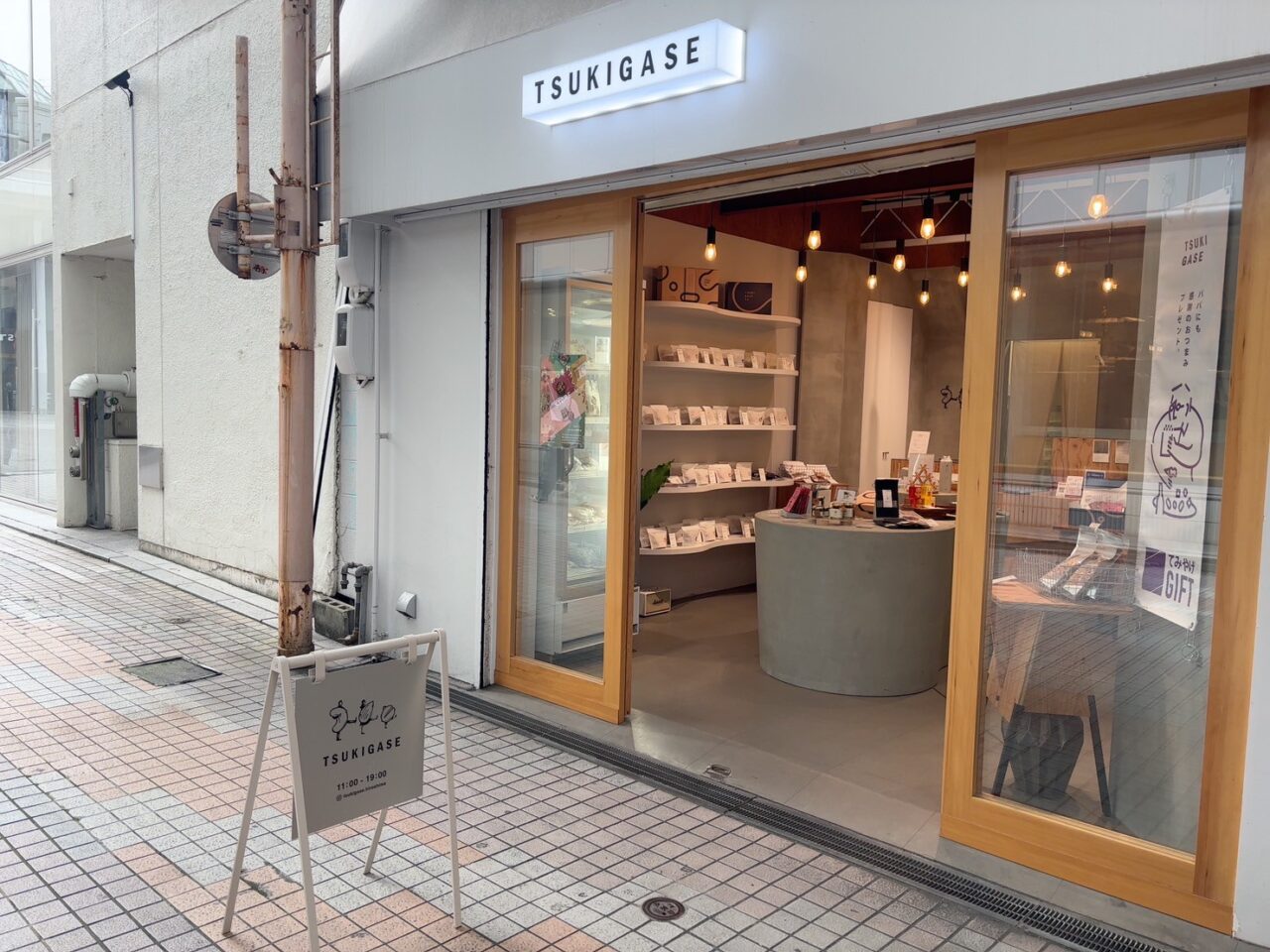 「月ヶ瀬」のおしゃれな外観、広島・本通りパルコ近くの店舗入り口