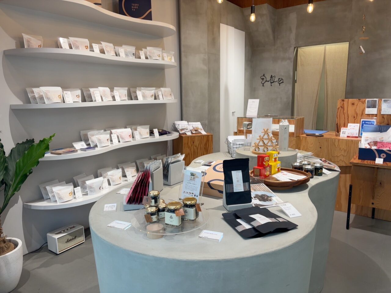 「月ヶ瀬」のおしゃれな店内の様子、商品がきれいに陳列されている風景