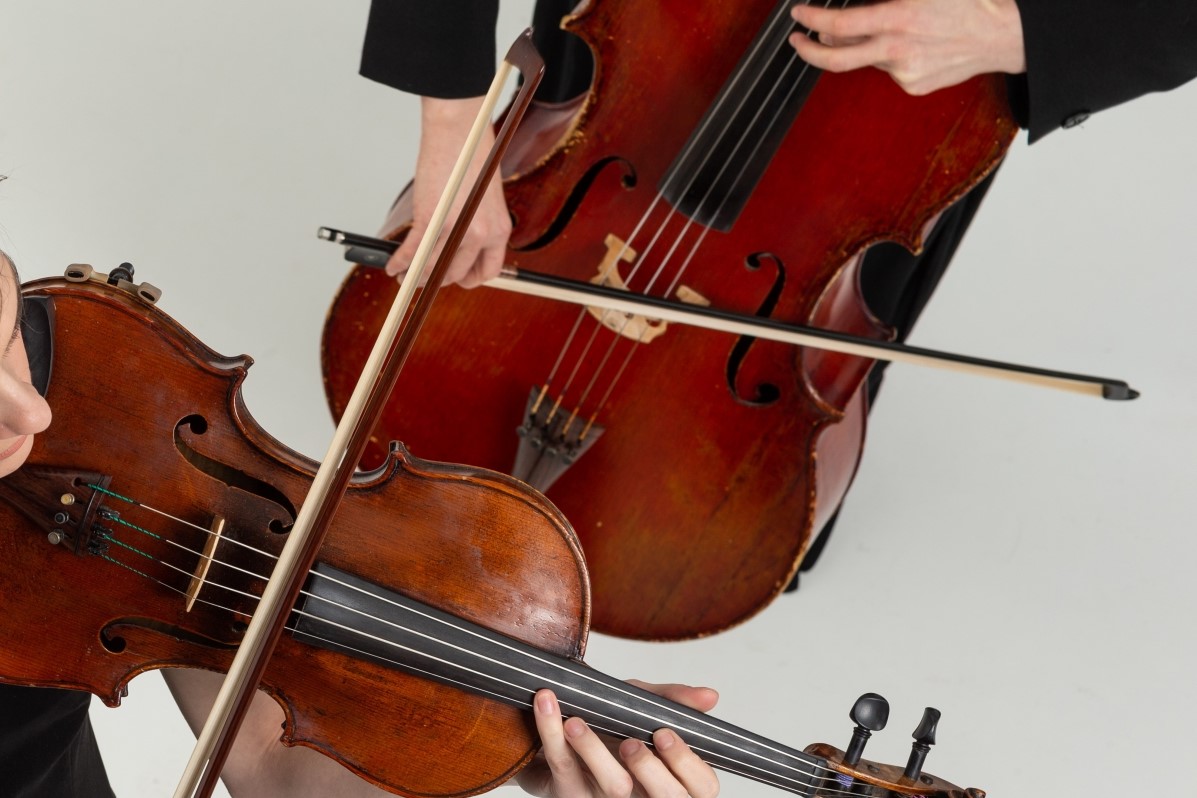 ヴァイオリンとチェロのイメージ写真。クラシック音楽を象徴する楽器