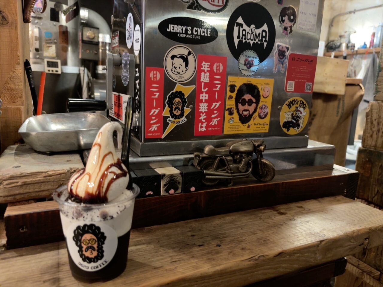 コーヒーゼリーとソフトクリームが絶妙な9689coffeeの人気スイーツ