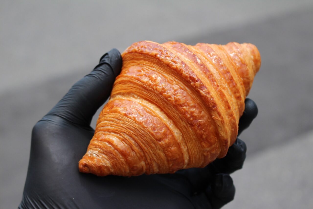 焼きたてのクロワッサン。外はパリッと、内側はしっとりとした美しい仕上がり。