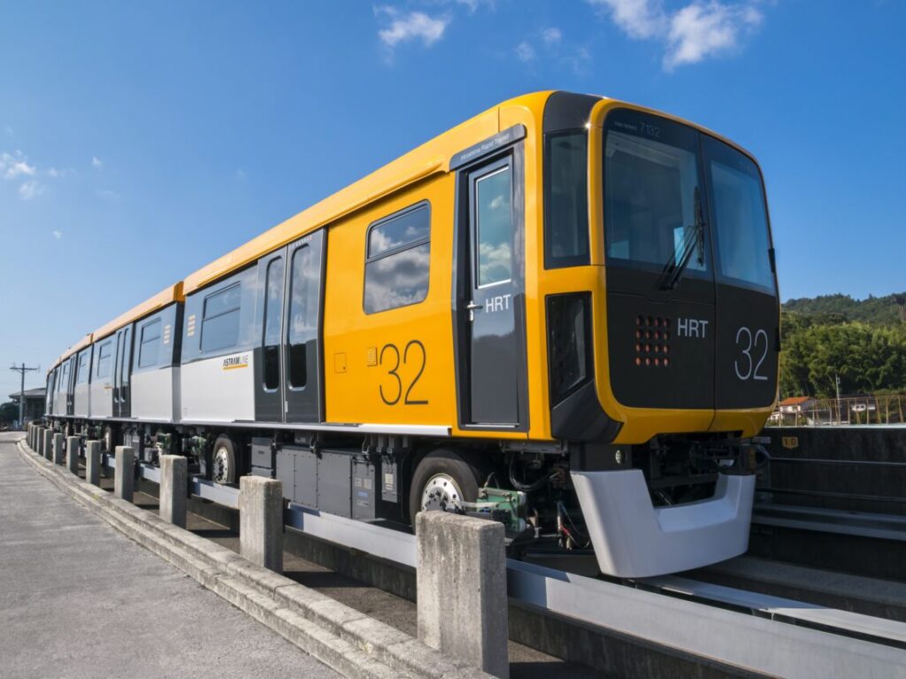 アストラムラインを走行する車両の外観