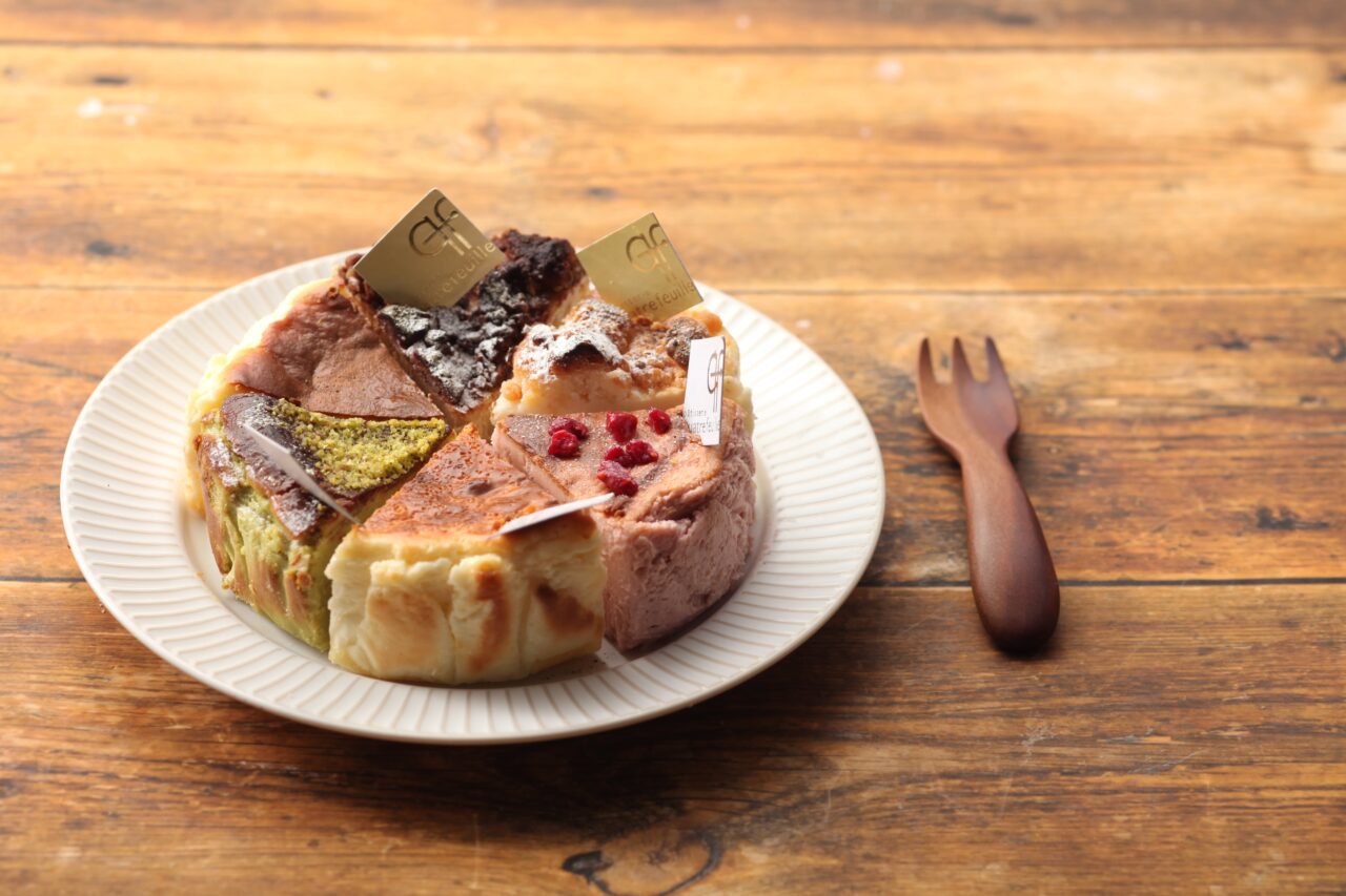 プレーン、ピスタチオ、ほうじ茶など6種類の味が楽しめるバスクチーズケーキのカットセット。ギフトにぴったり。