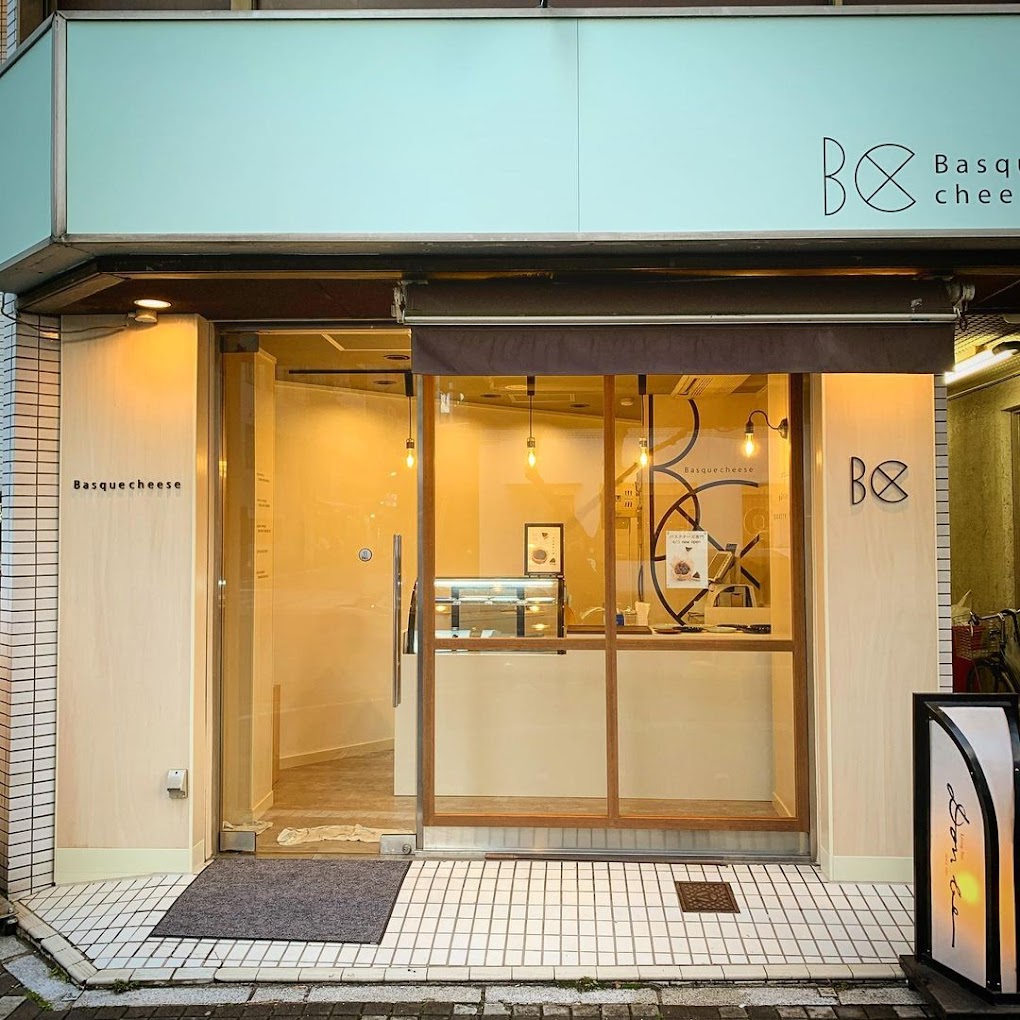 ヒマラヤピンク岩塩を使った12cmのバスクチーズケーキ。濃厚でしっとりとした質感が特徴。