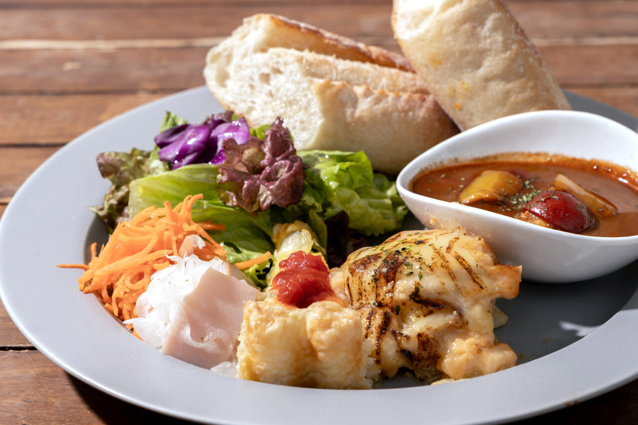 選べるデリが魅力の「デリプレート」。明太ポテトグラタンやチキン南蛮などが日替わりで楽しめる。