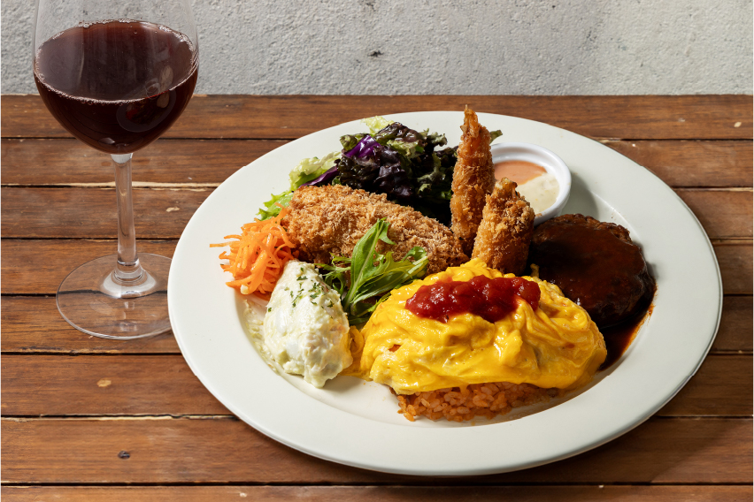 カフェ44の「大人のお子さまプレート」。オムライス、エビフライ、ハンバーグなどが盛られたボリューム満点の一皿。