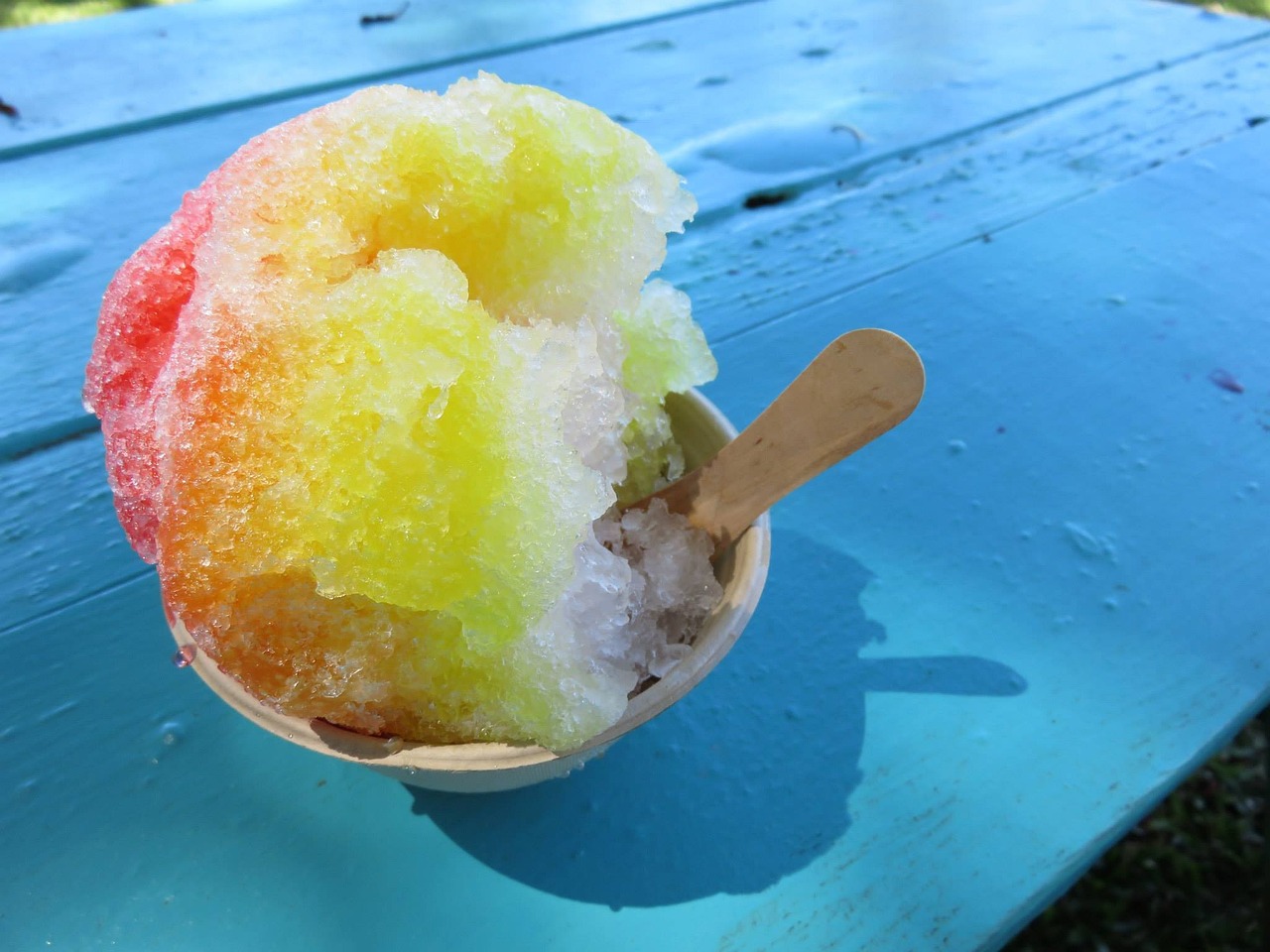 かき氷を楽しむ夏まつりのイメージ