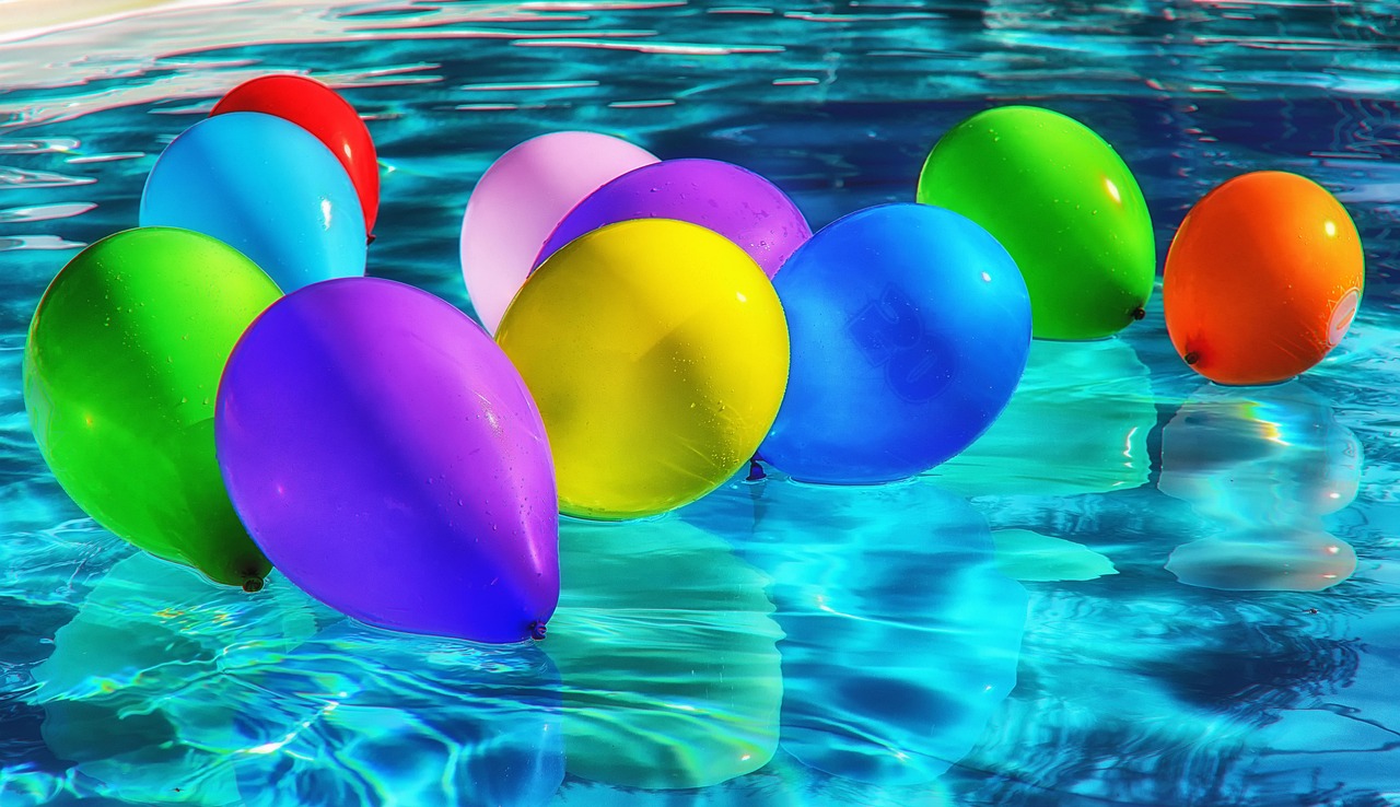 水のアトラクションで遊ぶ子どもたちの様子