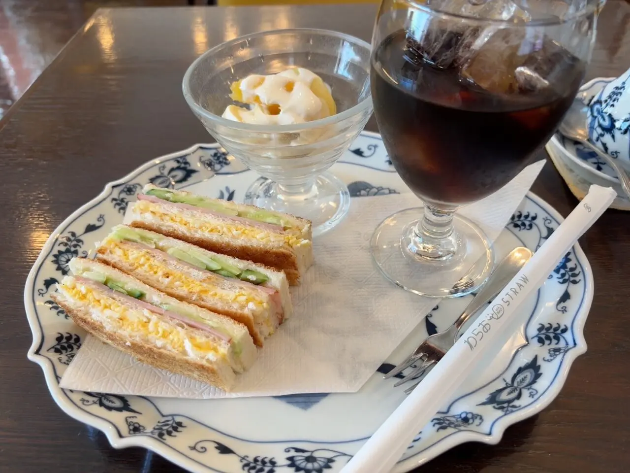 耳なしでパリパリに焼かれた焼きサンドイッチのモーニングセット