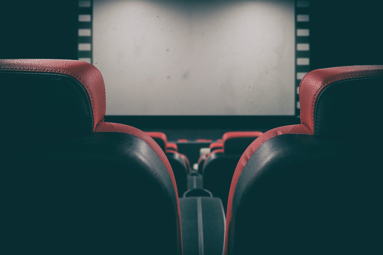 夜の屋外で映画を楽しむナイトシネマのイメージ