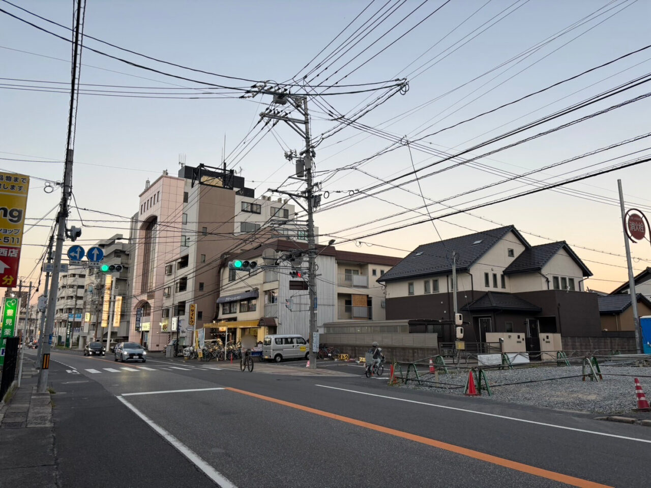 工事現場周辺の様子。住宅や商業施設が立ち並ぶ五日市の街並み