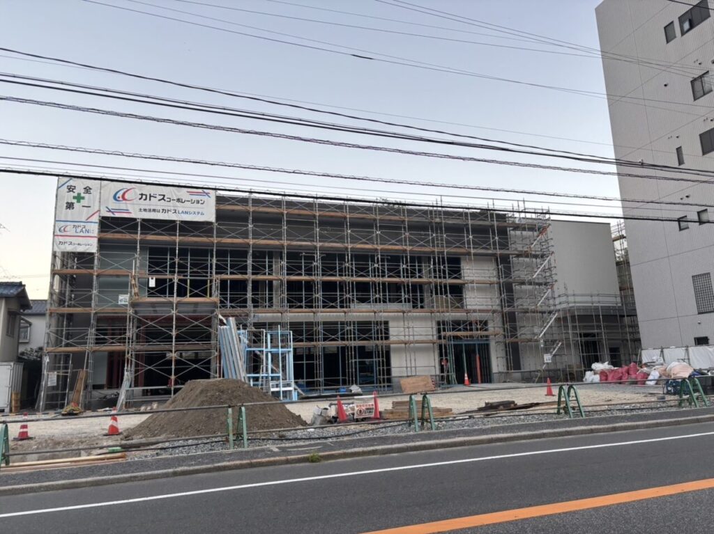 五日市駅近くで建設中の建物の外観。足場が組まれている様子
