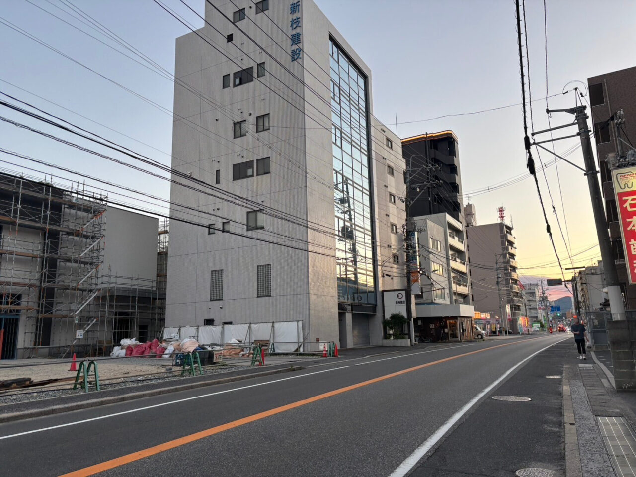 交通量の多い宮島街道。建設中の建物はこの沿道に位置する