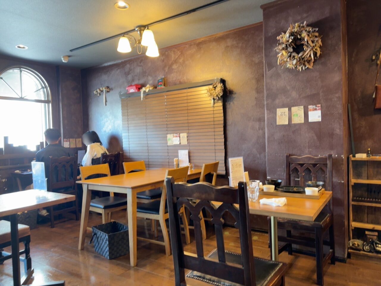 カウンター席とテーブル席がある落ち着いた店内の様子。