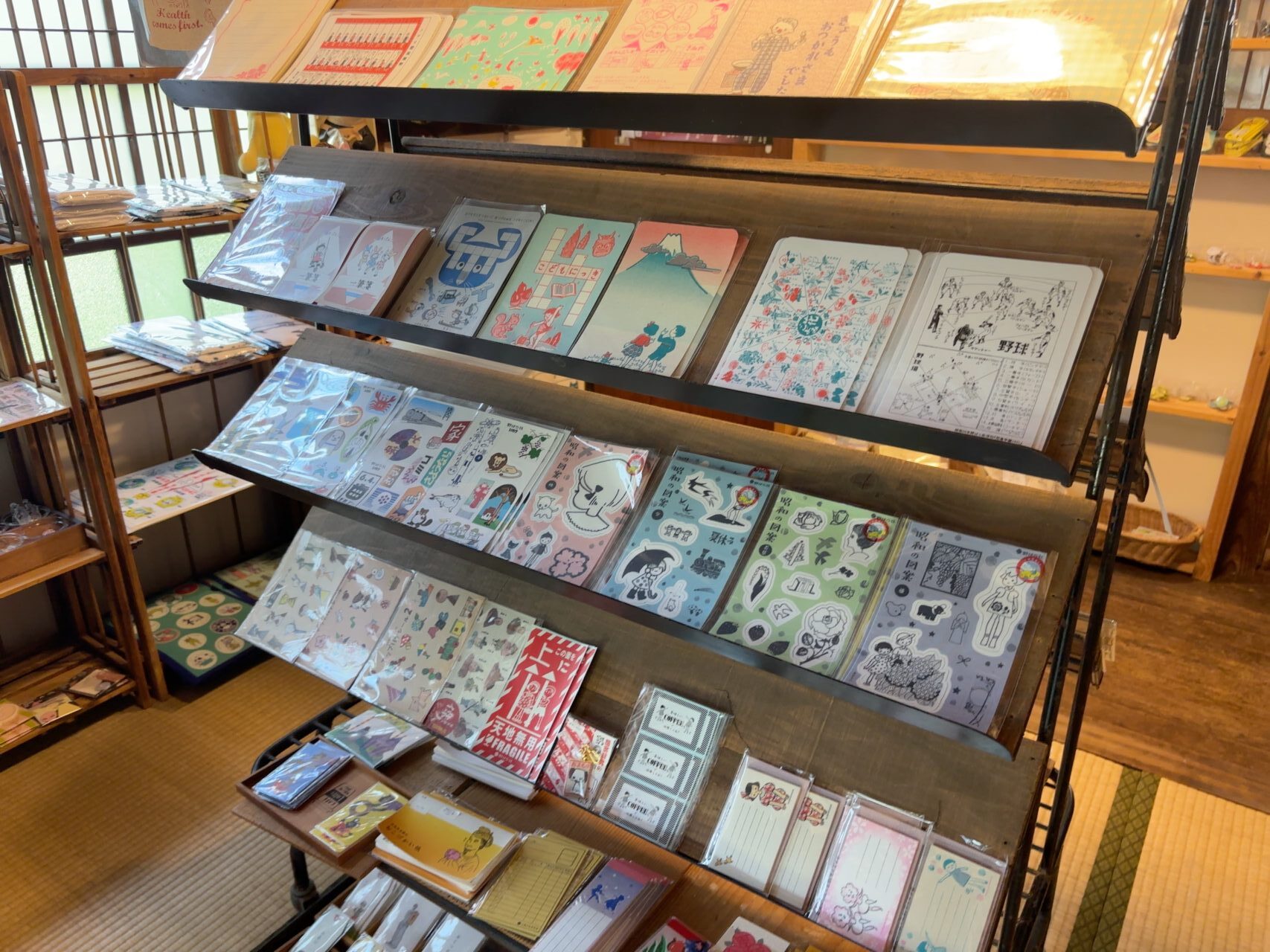 個性的なデザインのレターセットやポストカードの陳列