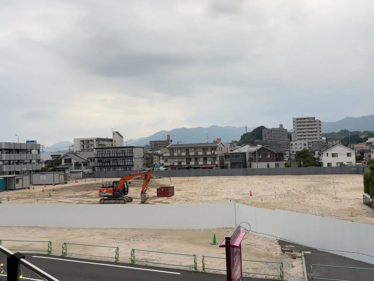 イオンタウン楽々園周辺の再開発工事の様子。