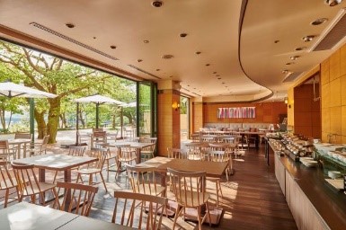  「ザ リバーサイドカフェ」の落ち着いた店内の様子