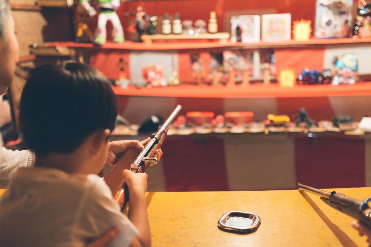 的を狙って遊ぶ子どもたちで賑わう射的の様子