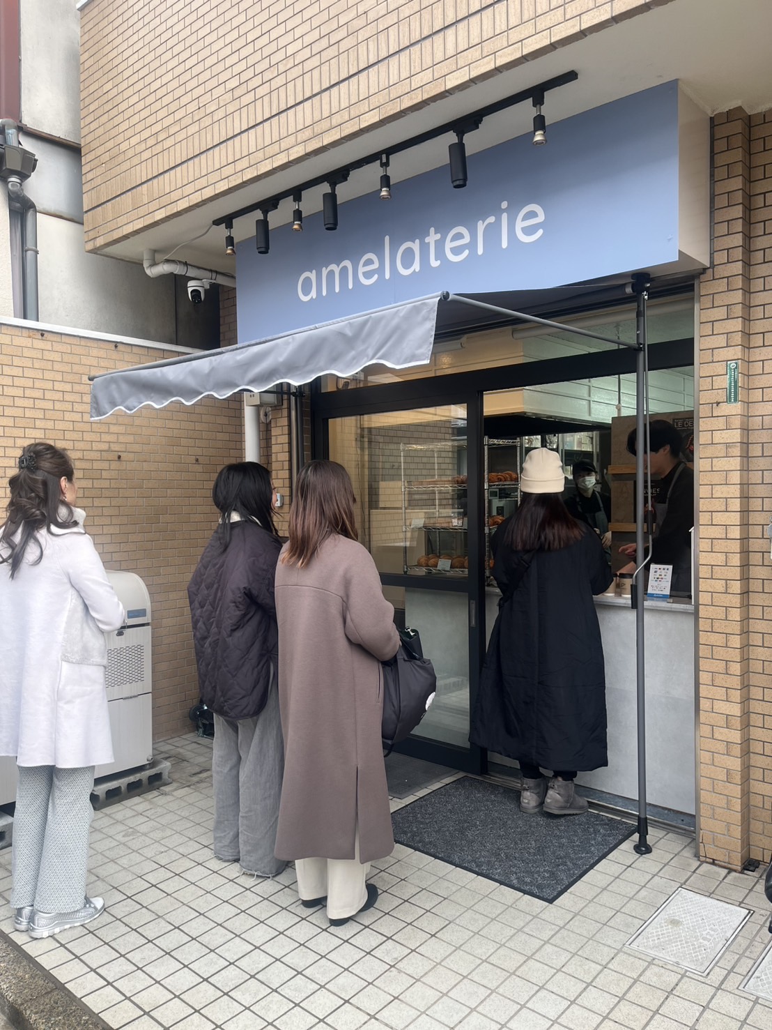 お店の外にできた行列と「amelaterie croissant」の外観。