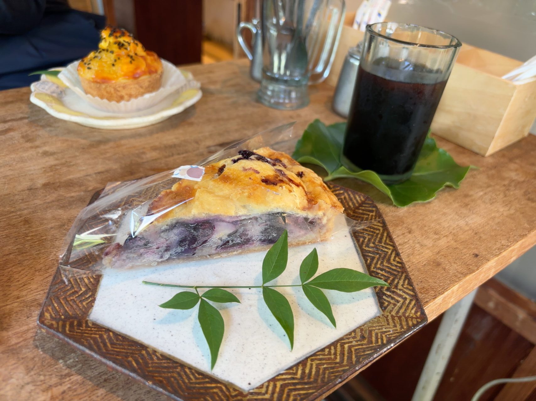 スイートポテトマウンテンとベリーパイ、アイスコーヒーのイートインセット