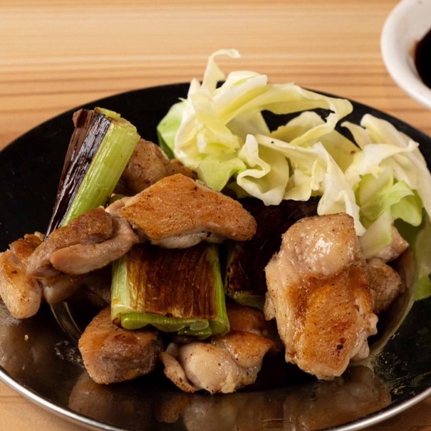 香ばしく焼き上げられた今治焼鳥。鉄板でジュウジュウと提供される人気メニュー