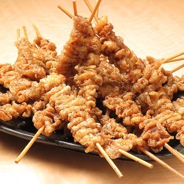 甘辛い秘伝ダレが絡んだ、何本でも食べたくなるとりいちず名物のかわ串
