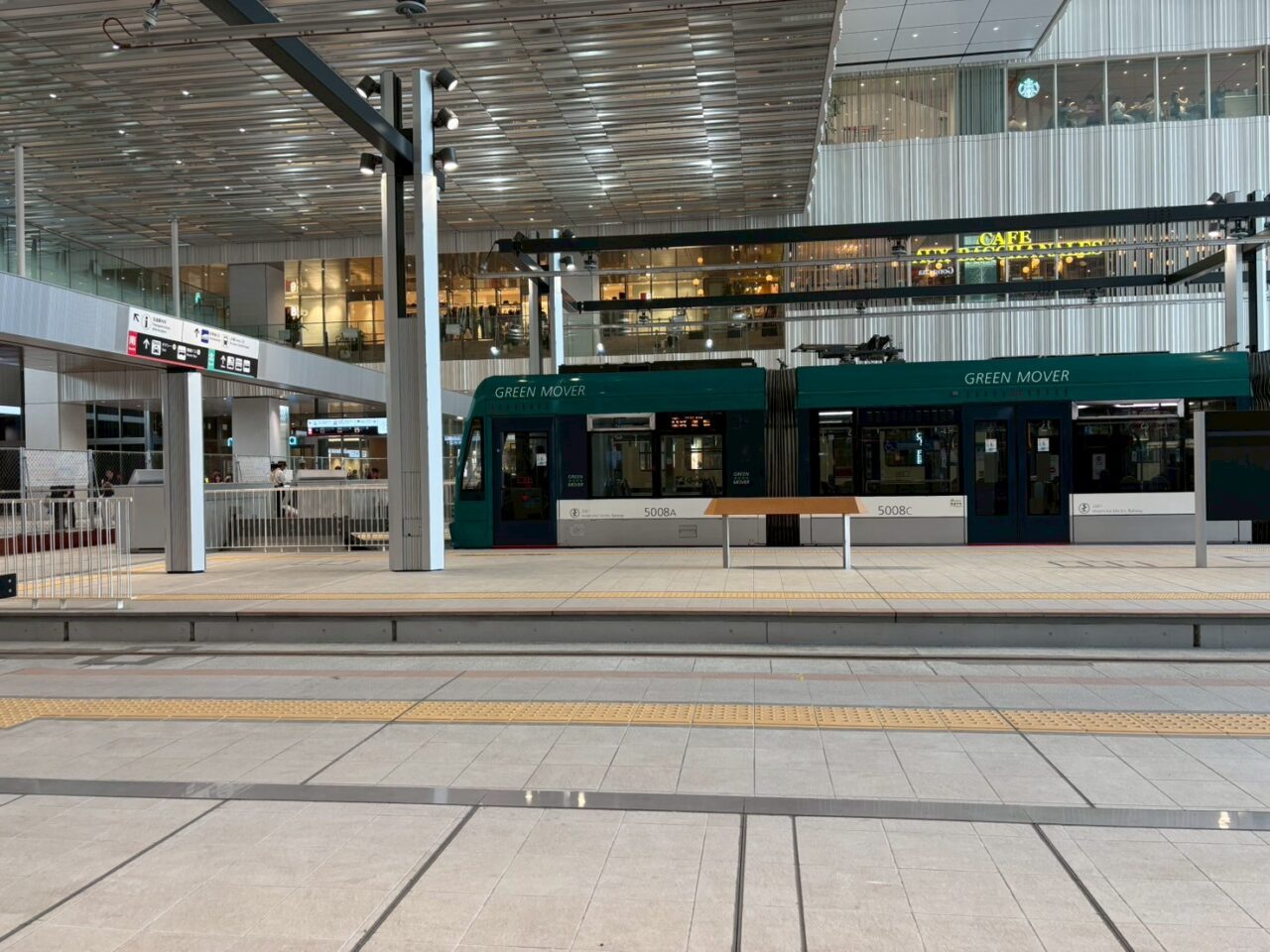 「路面電車乗り場」と書かれた案内看板の写真