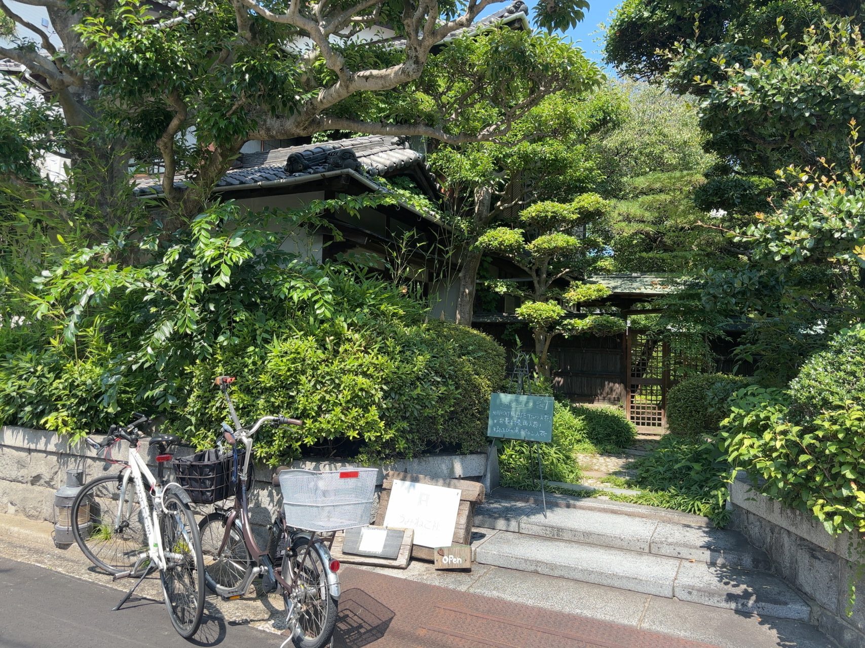 住宅街にひっそりと溶け込む「うみねこ社」の外観