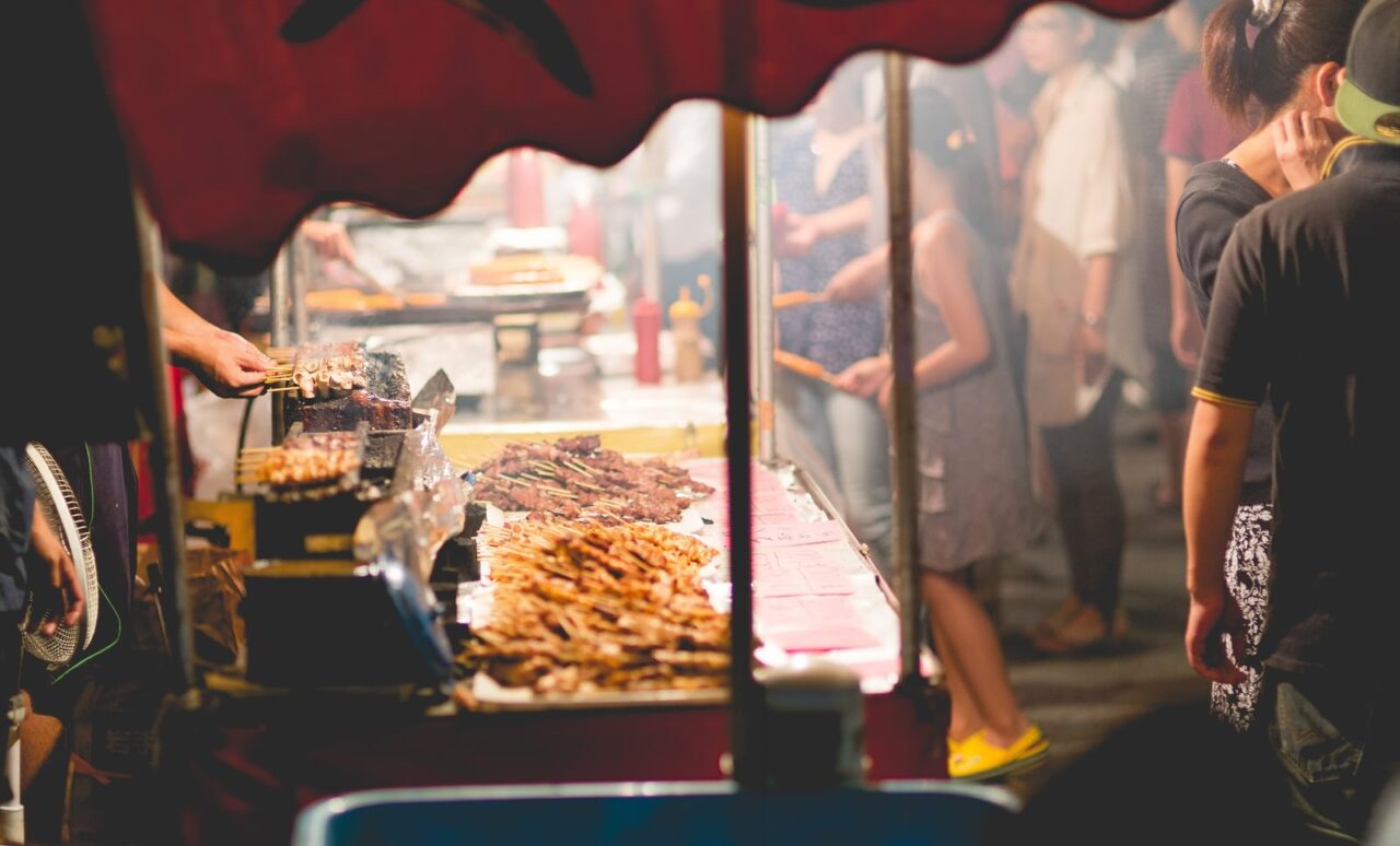 焼きたての焼き鳥が並ぶ屋台、煙と香りが漂う夏祭り風景