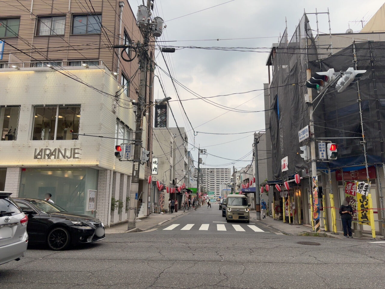 楽々園土曜夜市の提灯が並ぶ様子。夜の雰囲気に彩りを添える。