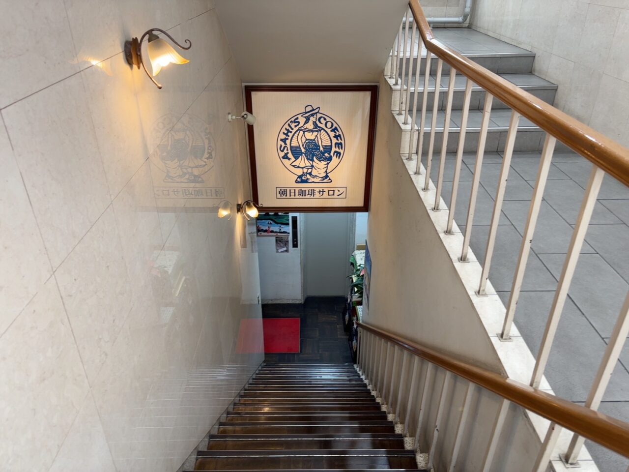 店内へ続く階段入口