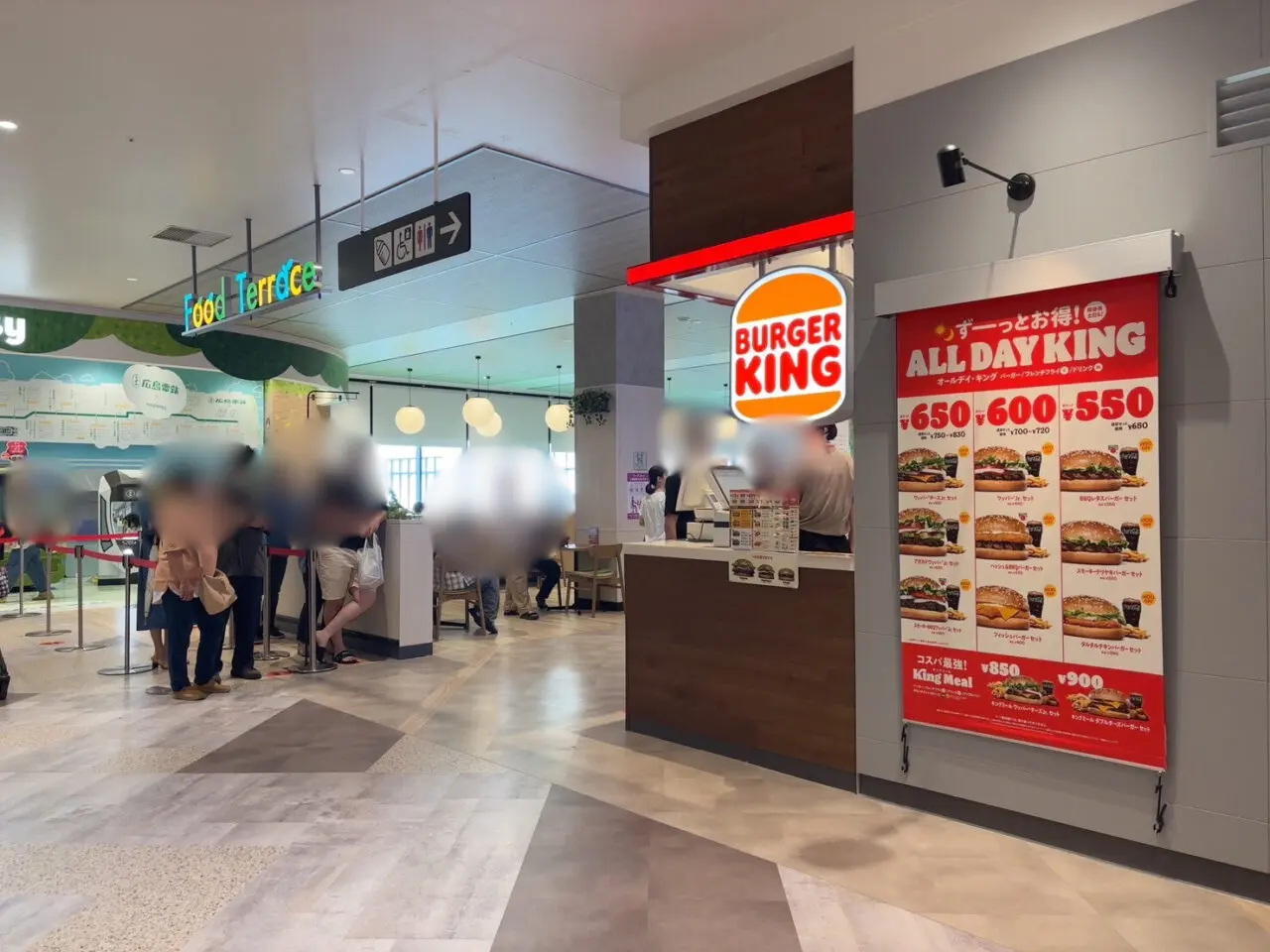 バーガーキング前に並ぶ多くの来店客