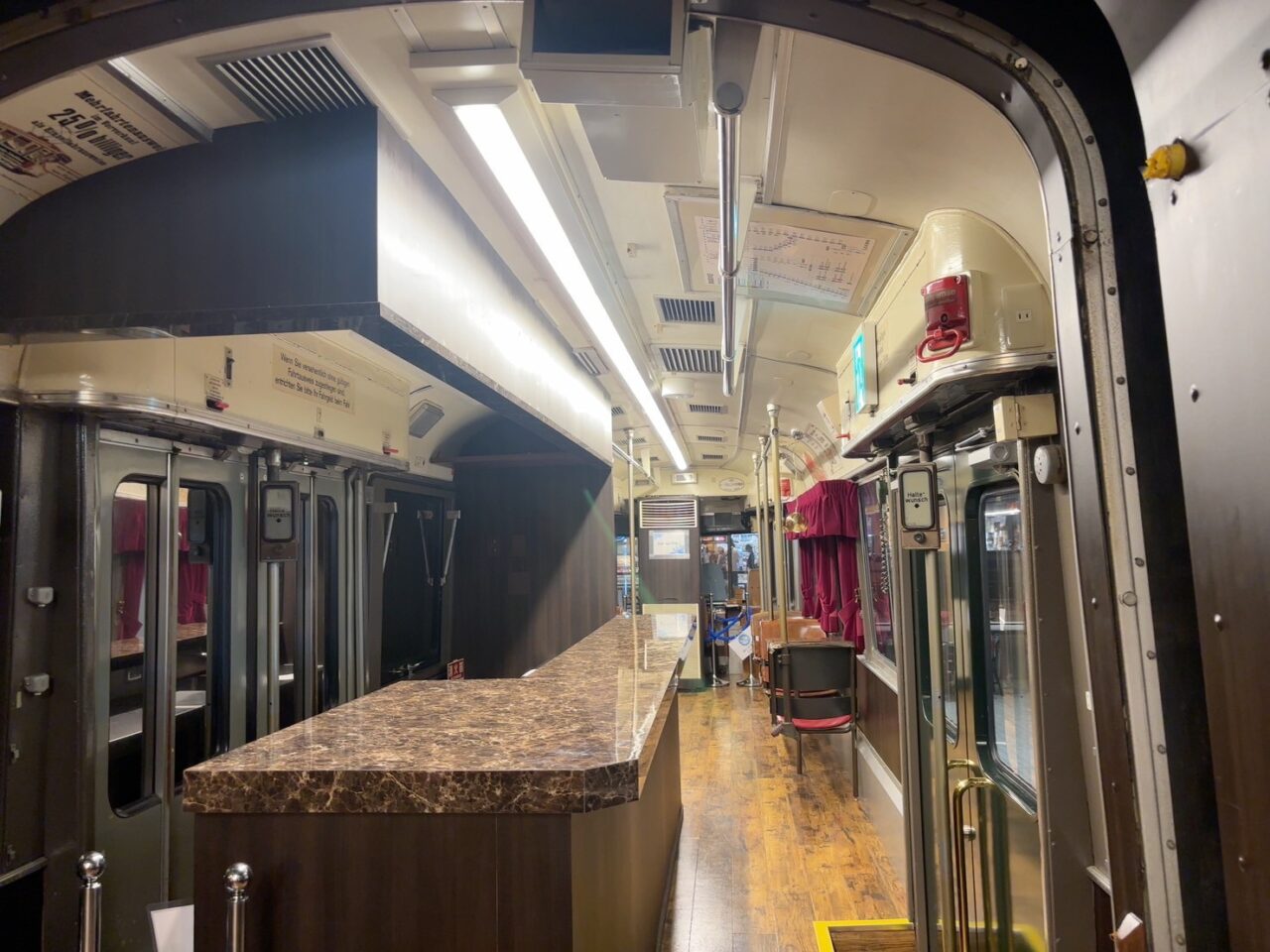 レトロな雰囲気のクールシェアトレイン車内