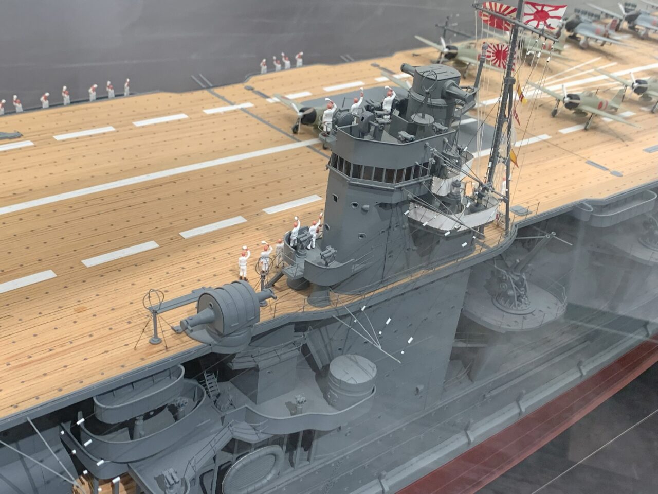 館内に並ぶ精巧な艦船模型の展示